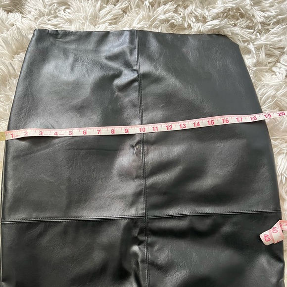 Faux leather skirt~ Lulus size large - Picture 6 of 11